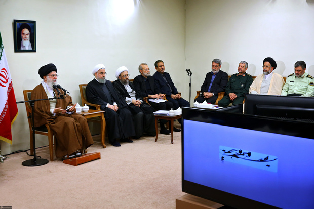 رهبر معظم انقلاب در جلسه‌ با رؤسای قوای سه‌گانه و تنی چند از مسئولان کشور: حادثه تلخ زلزله کرمانشاه آزمایشی الهی و میدانی برای ادای وظیفه مسئولان است/ همدردی‌ها، در عرصه عمل و کمک به مردم نیز با قوت ادامه یابد