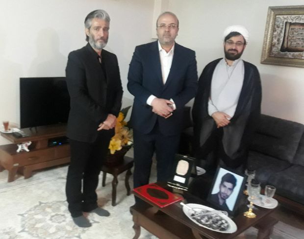 دیدار رئیس سازمان بسیج جامعه پزشکی با خانواده یکی از مدافعان سلامت 