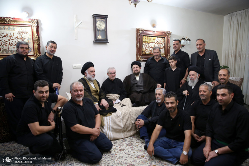 7T3A0436یادگار امام(ره) در ایام محرم و عزاداری امام حسین(ع) با حضور در منزل حجت‌الله کسری، ضمن عیادت از این مداح پیشکسوت، از وضعیت جسمانی وی اطلاع یافت.  حاج حجت‌الله کسری چند سالی است که در بستر بیماری به سر می‌برد.