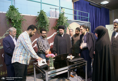 بازدید سیدحسن خمینی از  کارگاه طراحی گرافیک «امام مردم» در حسینیه جماران 