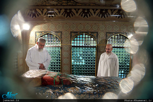 مراسم غبار روبی مضجع شریف حضرت امام رضا(ع) با حضور رهبر معظم انقلاب 