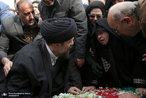 اقامه نماز سید حسن خمینی بر پیکر ٣ تن از شهدای سانحه هواپیمای اوکراینی