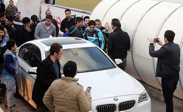 ورود مهدی رحمتی با خودروی شخصی به ورزشگاه