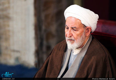 انتقاد آیت الله یزدی از پخش برخی برنامه‌های تلویزیونی تا پاسی از شب
