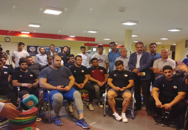آنجا خانه خاله است یا فدراسیون وزنه‌برداری؟


