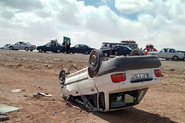 واژگونی ۲ خودرو در جاده بافق با یک کشته و چهار مصدوم