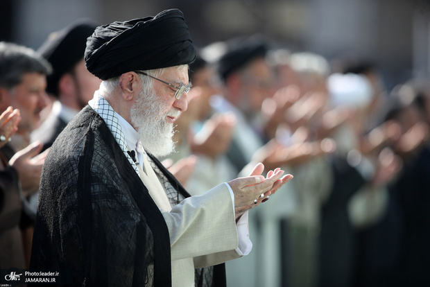 با نماز می‌توانیم ارتباطات انسانی را در جامعه‌ خود، از معنویت برخوردار کنیم/ این هدیه به صورت فریضه و تکلیف درآمده تا دست‌کم، جامعه از حداقل‌های آن محروم نماند
