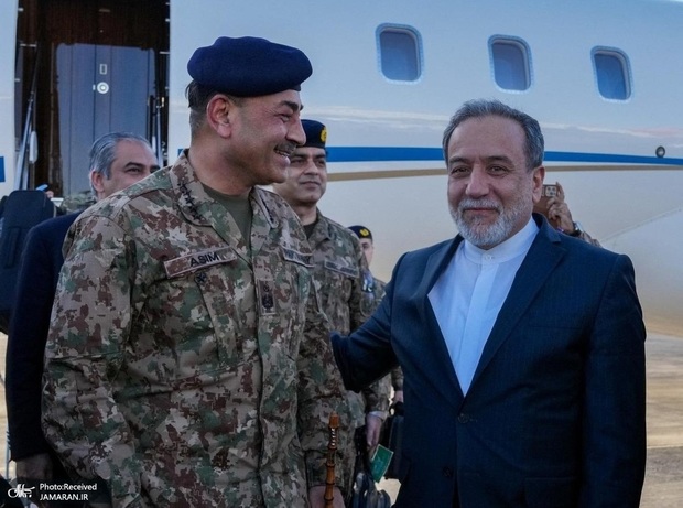 عراقچی با عاصم منیر گفت‌وگو کرد