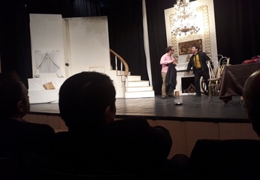 سرپرست استانداری یزد به تماشای نمایش دردسر سگی نشست