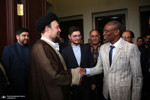 ادای احترام نخست وزیر بورکینافاسو و هیأت همراه نسبت به مقام شامخ بنیان‌گذار جمهوری اسلامی ایران