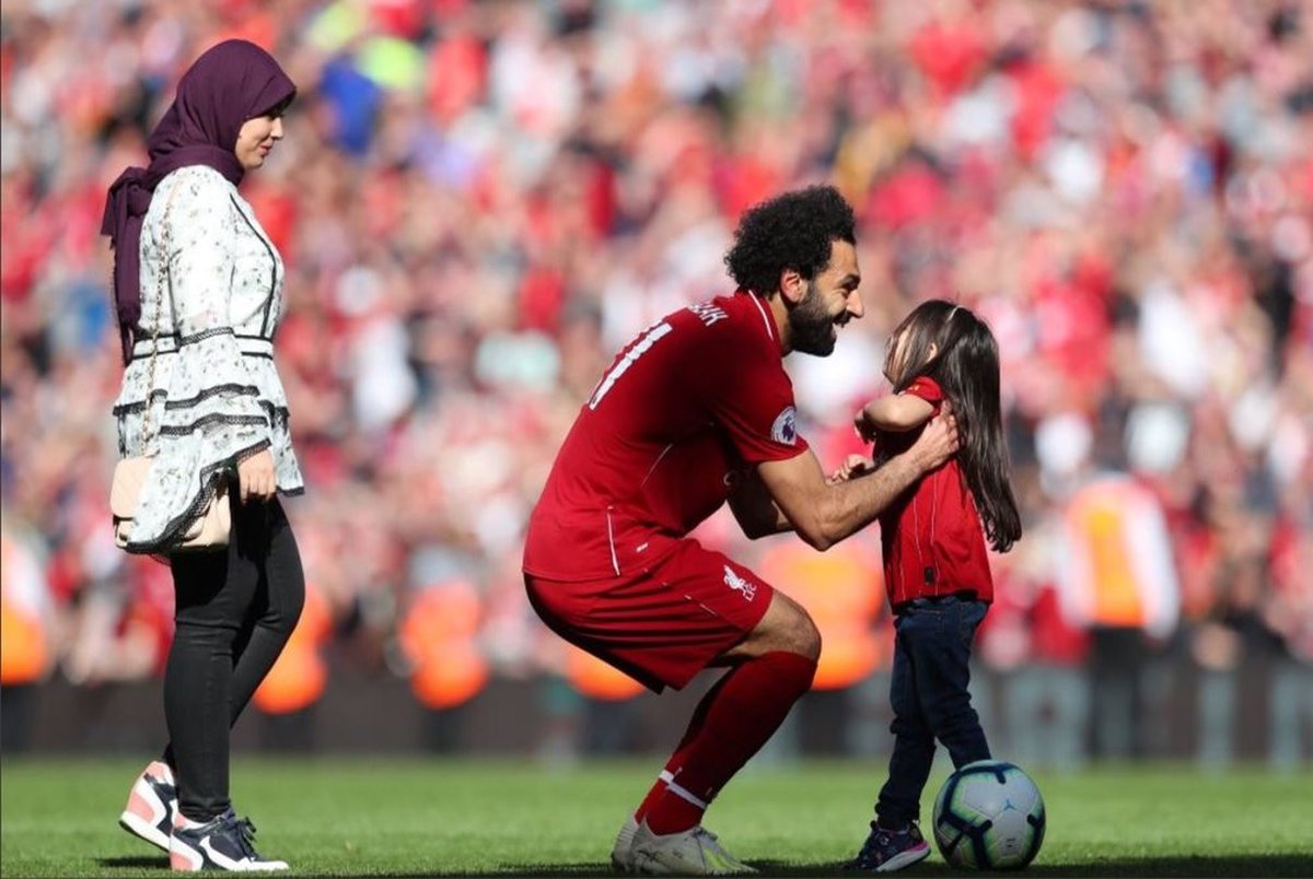  محمد صلاح و همسر و دخترش در استادیوم آنفیلد+ تصاویر