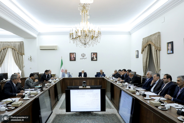 اولین جلسه شورای اقتصاد در سال ۱۴۰۴ به ریاست عارف/ بررسی عملکرد مصوبات و رفع چالش‌های اجرایی در خصوص توسعه میادین مشترک نفت و گاز جنوب و غرب کشور/ تصمیم‌گیری درخصوص میزان پیشرفت طرح افزایش ضربتی تولید نفت خام ۲۵۰ هزار بشکه در روز در دولت چهاردهم