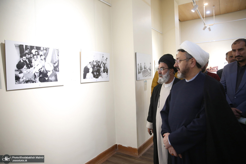 بازدید رئیس موسسه تنظیم و نشر آثار امام خمینی (س) از نمایشگاه عکس «امام دل‌ها‎»  و گذر فرهنگی هفته بر آستان آفتاب