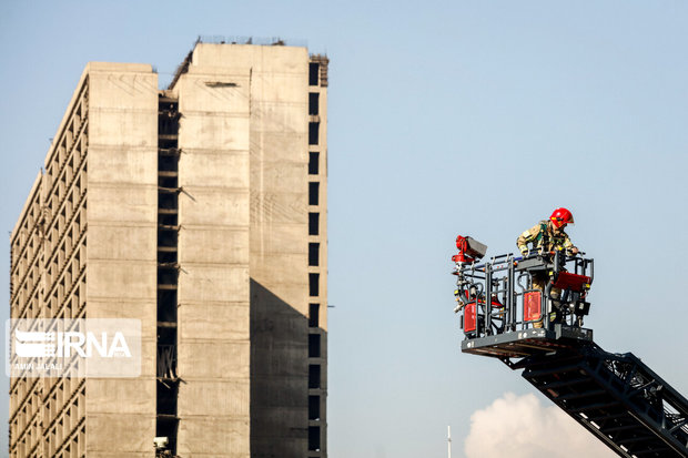 مهار شعله‌های آتش در طبقه ششم یک ساختمان در کرمان