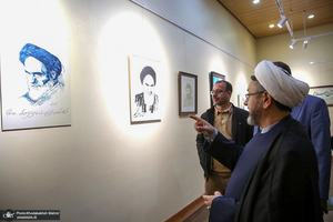 بازدید رئیس موسسه تنظیم و نشر آثار امام خمینی (س) از نمایشگاه عکس «امام دل‌ها‎»  و گذر فرهنگی هفته بر آستان آفتاب