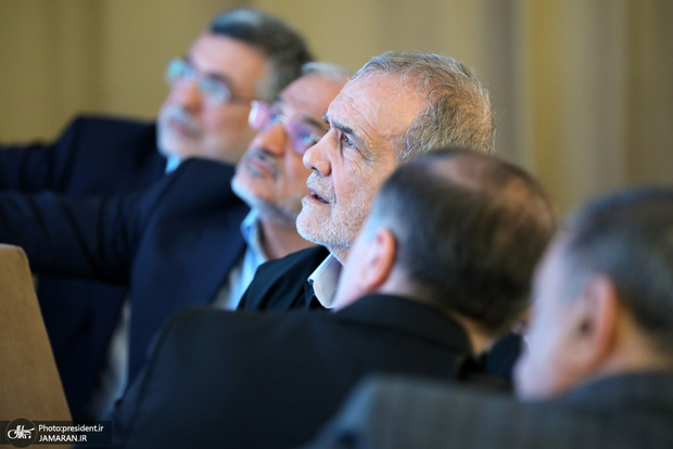 پزشکیان: ما جوانان نخبه زیادی تربیت کرده‌ایم و پیشرفت‌های علمی زیادی داشته‌ایم، اما چون ساختار تبدیل دانش به محصول و عرضه آن به بازار در کشورمان، ساختار کامل و کارآمدی نبوده، چندان به چشم نیامده است