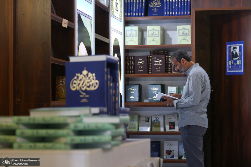 غرفه موسسه تنظیم و نشر آثار حضرت امام خمینی(ره) در نمایشگاه کتاب