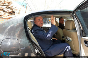 ادای احترام وزیر ورزش و جوانان و جمعی از ورزشکاران به مقام شامخ حضرت امام(س)  