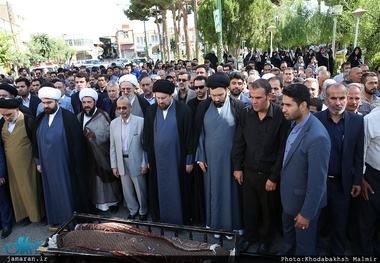 اقامه نماز سید حسن خمینی بر پیکر مرحوم عباس آشتیانی