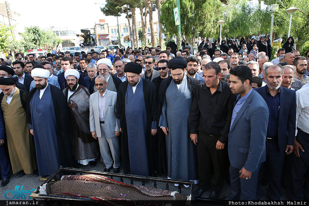 اقامه نماز سید حسن خمینی بر پیکر مرحوم عباس آشتیانی