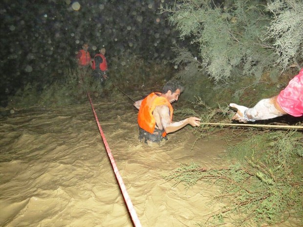 زائران گرفتار در رودخانه گاوی مهران از مرگ نجات یافتند