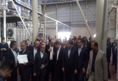آغاز بکار واحد تولیدی کاشی در میبد با حضور وزیر صنعت