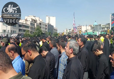 حال و هوای میدان انقلاب اسلامی در زمان نماز مقام معظم رهبری بر پیکر رئیس جمهور شهید و همراهانش

