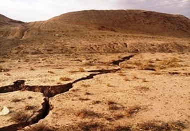 آژیر فرونشست زمین در ایلام به صدا در آمده است عامل: خشکسالی و برداشت بی رویه از چاه