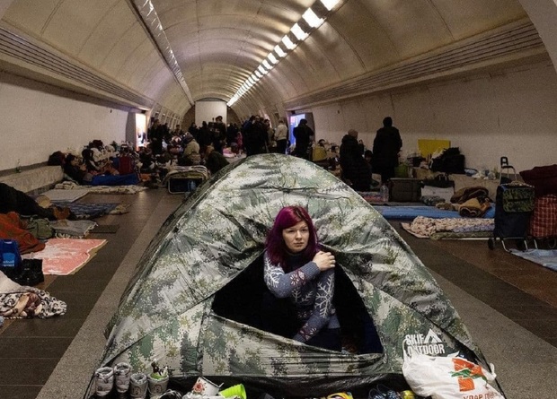 اوکراینی ها در مترو پناه گرفته اند + تصاویر