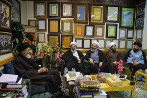 مراسم اهدای نسخه‌های خطی کتابخانه مرحوم آیت الله شاه آبادی به کتابخانه مرحوم آیت الله العظمی مرعشی نجفی