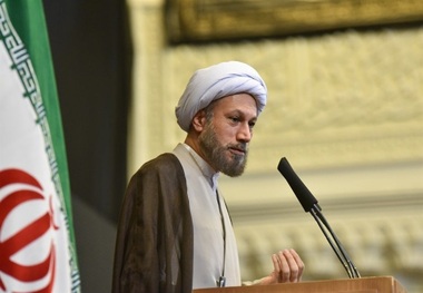 امام‌جمعه شیراز: انتقام خون شهدای انقلاب تنها کشتن چند نفر نیست/ افراد نباید به بهانه دلسوزی نسبت به رواج دادن ظلم در جامعه اقدام کنند/ قانون‌مداری باید محور تصمیمات دولت و جامعه باشد