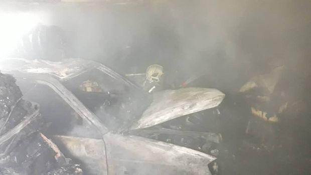 سه خودرو در یک پارکینگ مسکونی آتش گرفت
