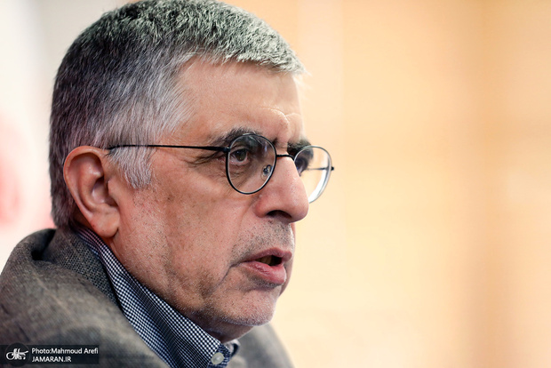 انتقاد از یک برنامه تلویزیونی: سه مجری را در برابر یک مهمان قرار داده اید / لااقل فردی را می آوردید که بتواند با کرباسچی مناظره کند