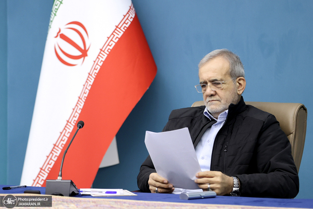 جمعی از اساتید روزنامه‌نگاری به پزشکیان: حالا که لایحه «مقابله با انتشار محتوی خبری خلاف واقع» را پس گرفته‌اید برای مصلحت ملی فیلترینگ را هم حذف کنید