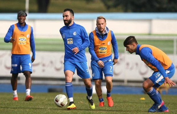 حضور نیومایر در تمرین استقلال + عکس
