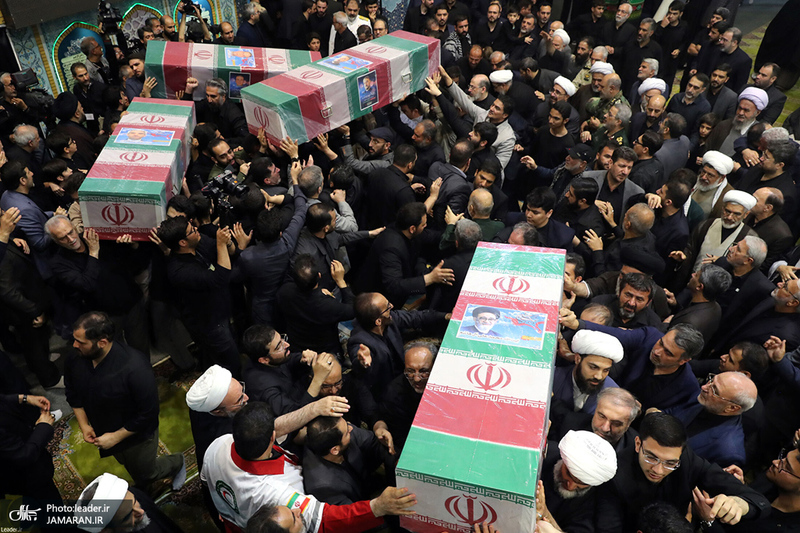 اقامه نماز رهبر معظم انقلاب بر پیکر رئیس جمهوری و یارانش