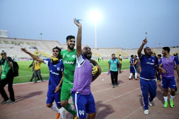 استقلال خوزستان با هوادارانش جشن ماندن در لیگ گرفتند