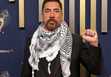 حضور خاویر باردم با چفیه روی فرش قرمز امی