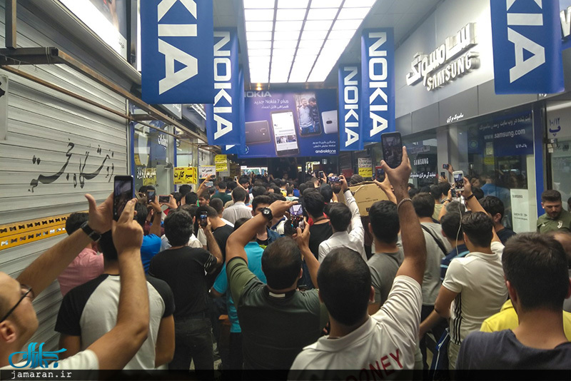 تعطیلی تعدادی از مغازه های پاساژ علاء الدین در اعتراض به نابسامانی وضعیت ارز 