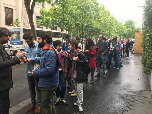 حضور پرشور ایرانیان مقیم فرانسه برای شرکت در انتخابات ریاست‌جمهوری