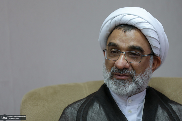 خسروپناه، دبیر شورای انقلاب فرهنگی: نمی‌توانیم برای آواز خواندن یک خانم در جمع آقایان مجوز بدهیم، در شورا باید مبانی شرعی رعایت شود/ ما در کشور جمهوری اسلامی زندگی می‌کنیم