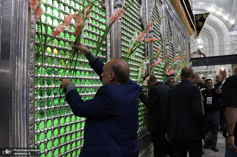 ادای احترام جمعی از موکب داران عراقی نسبت به مقام شامخ حضرت امام(س)