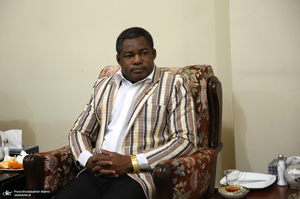 ادای احترام نخست وزیر بورکینافاسو و هیأت همراه نسبت به مقام شامخ بنیان‌گذار جمهوری اسلامی ایران