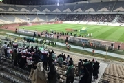 خوشحالی مردان از حضور زنان در ورزشگاه آزادی/ شور و حال متفاوت هواداران در بازی ایران و بولیوی + عکس