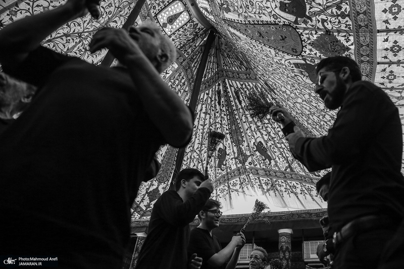 عزاداری ظهر عاشورا در حسینیه 200 ساله سادات اخوی