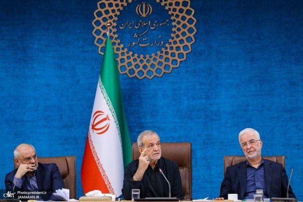 پزشکیان در نشست با دبیران کل احزاب و فعالان سیاسی: نقشه دشمن برای فروپاشی کشور دیگر صرفاً یک نقشه نظامی نیست؛ آنها بر ایجاد اختلاف از درون و تشدید شکاف‌ها حساب باز کرده‌اند/همه کسانی که در این آب و خاک زندگی می‌کنند، خودی هستند؛ با همه منصفانه برخورد کنیم