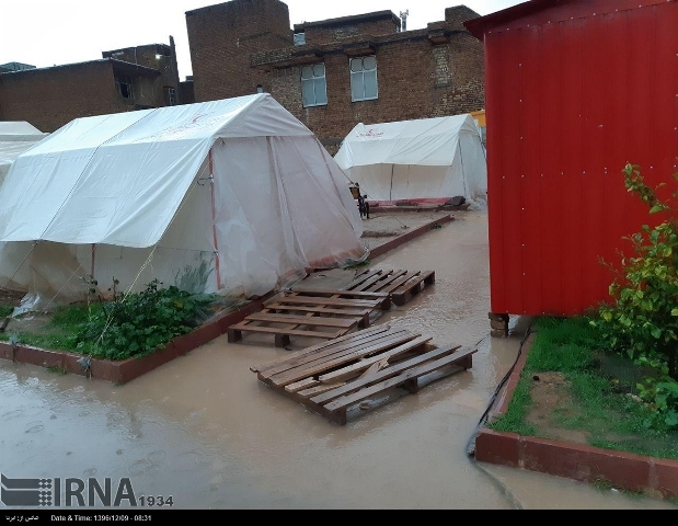 شرایط سخت زندگی زلزله زدگان کرمانشاه در پی بارش های شدید