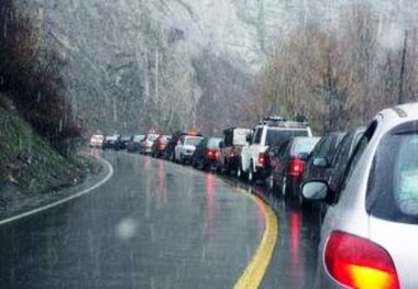 بارش باران و کاهش دما مسافران آستارا را غافلگیر کرد