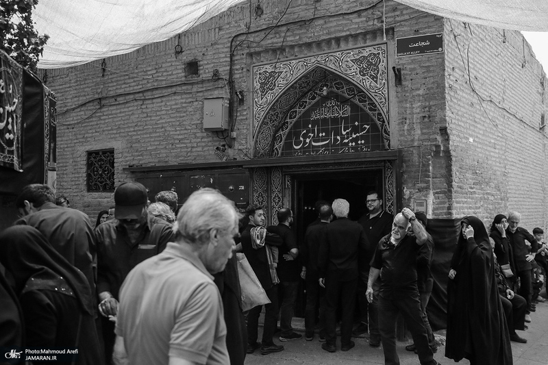 عزاداری ظهر عاشورا در حسینیه 200 ساله سادات اخوی