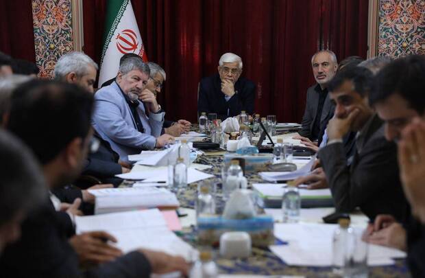 عارف: با وجود جنگ اقتصادی، به آینده امیدواریم و برای عبور از مشکلات راهکار داریم/ دولت در همه حوزه‌ها روش‌های نوآورانه‌ای دارد/ درآمدها صرف معیشت مردم و توسعه کشور شود
